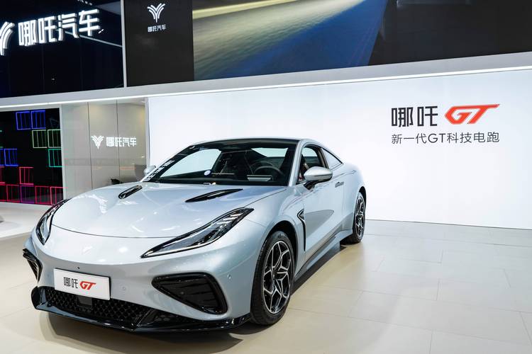 东莞150哪吒汽车在智能汽车领域的表现，领途汽车在新能源汽车市场中的影响力